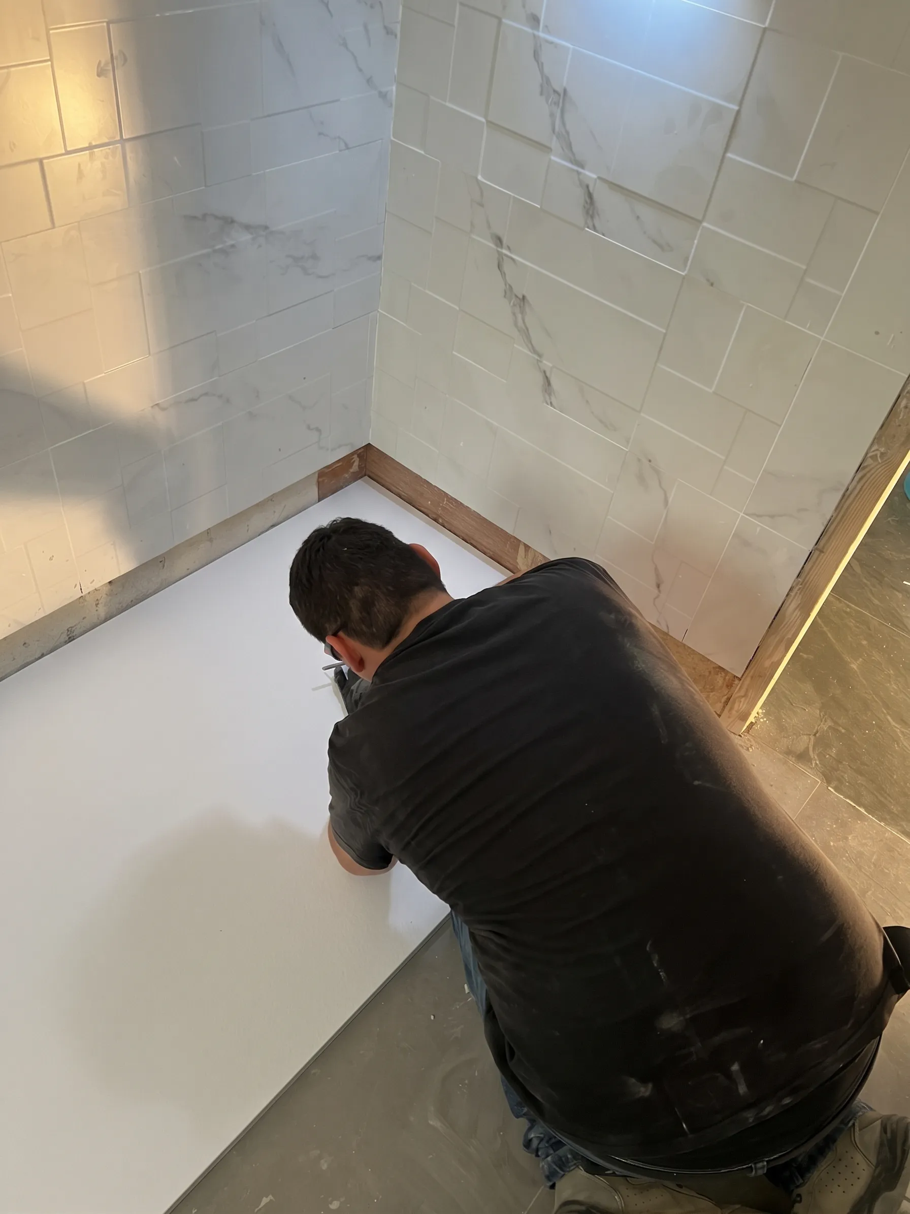 Plato de ducha instalado durante una reforma de baño